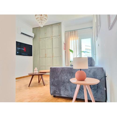 Stylish Artistic Flat with view, three min to metro