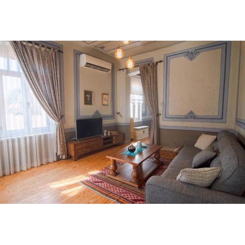 Stylish City Getaway-explore The Urban Delights