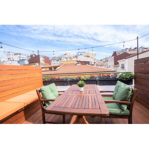 Stylish Duplex In Beyolu With Private Terrace