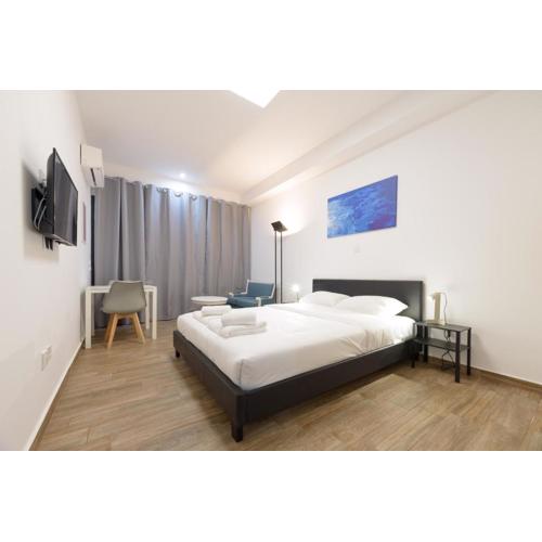 Stylish elevated ground floor studio with yard