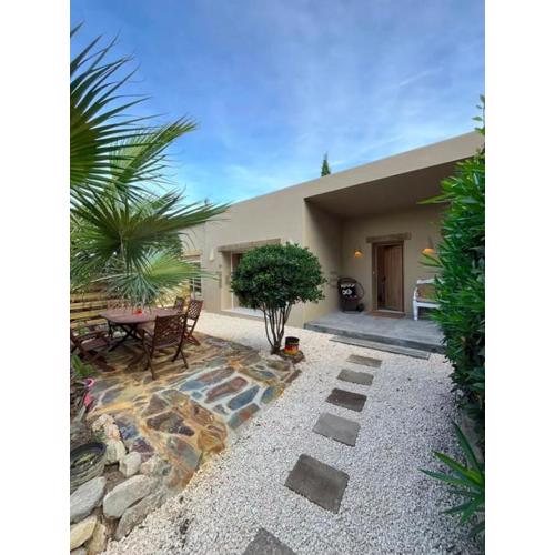 Stylish & idyllic Finca with private garden 5 min walking from South Beach Barcelona in Gava Mar