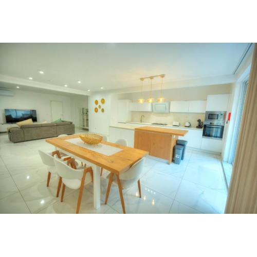 Stylish & large 2 bedroom with internal yard DCUT1-1
