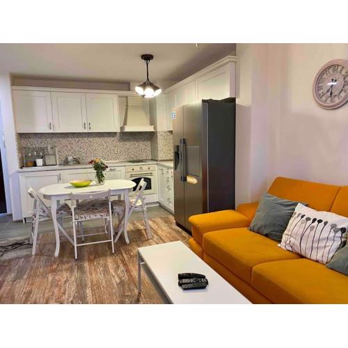 Stylish Magenta Apartment - terrace & free parking