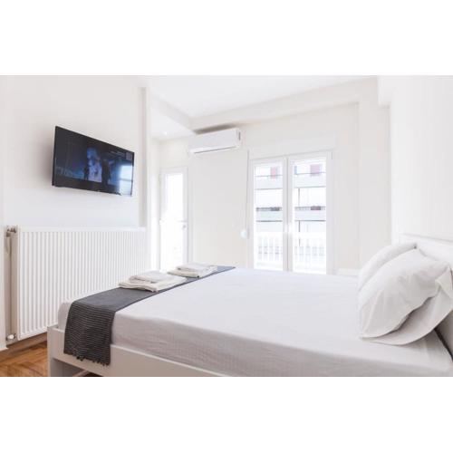 Stylish New Paradise Apt for 2 in Marousi