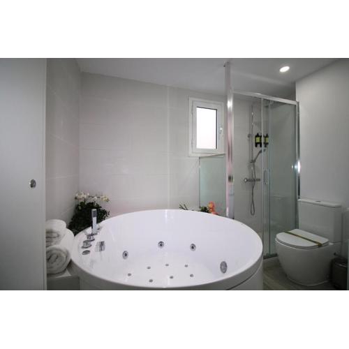 Stylish & New Poblenou Apartment with Jacuzzi, Sleeps 4, Rooms 2