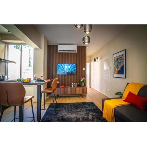Stylish Newly Renovated Flat, 250 Meters from the Beach, Central Location with Free Parking