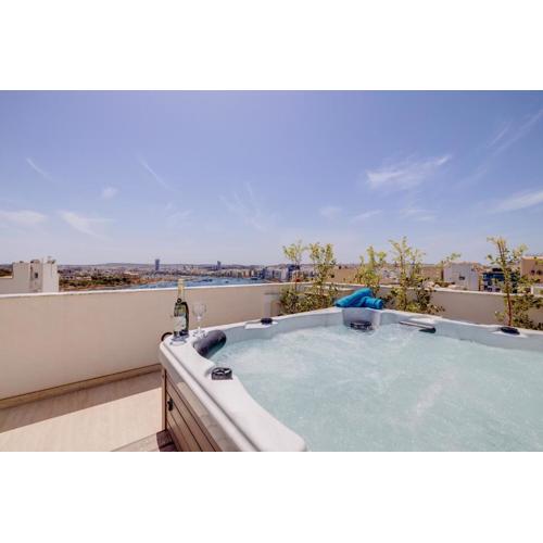Stylish Penthouse Rooftop Hot Tub Harbour Views