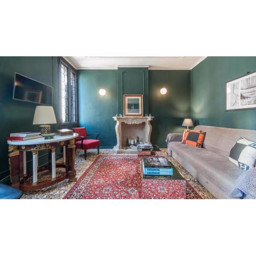 Stylish Renovated Apartment In The Heart Of The City