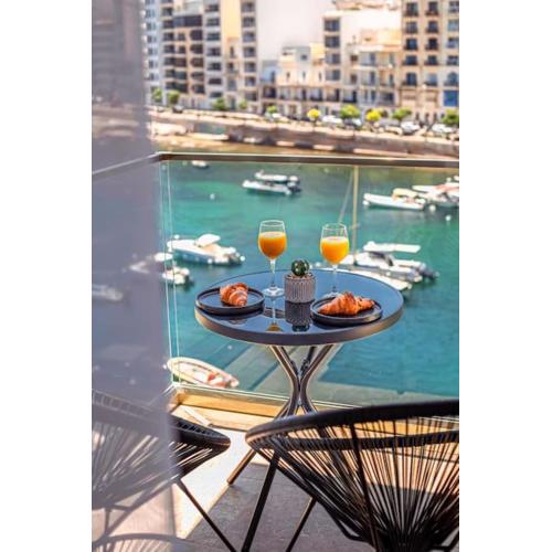 Stylish seafront Spinola Apartment