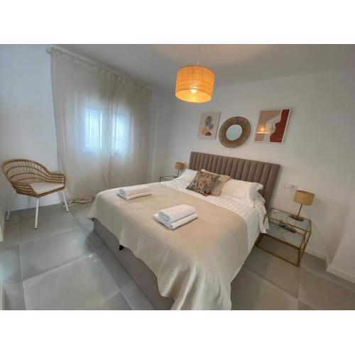 Stylish Seaside 3 Bed Apartment with Terrace + Sea View