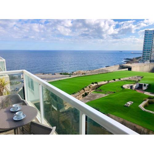 Stylish Seaview Apartment In a Prime Location