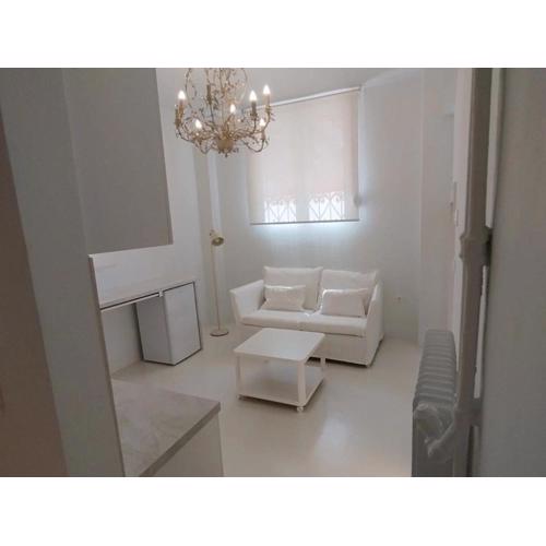 Stylish Small Apartment in Pagkrati Close to Metro
