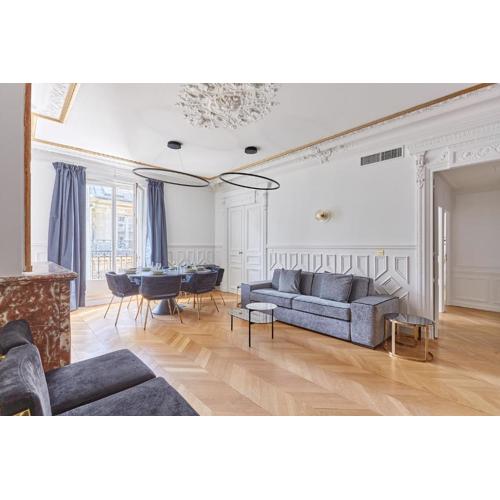 Sublime Apartment Montaigne Arc de Triomphe by Studioprestige