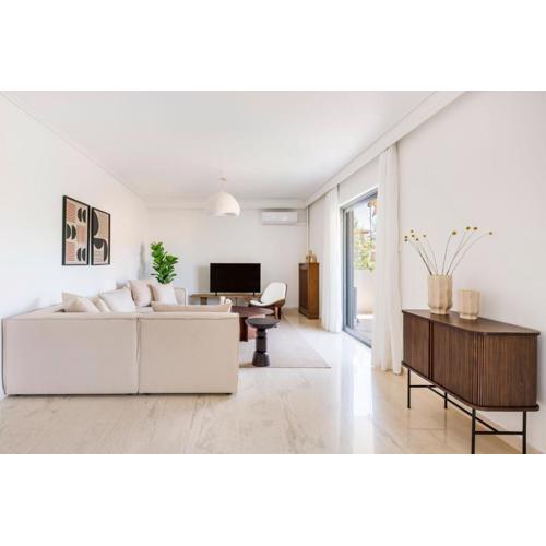 Suburban 3BR Apartment in Marousi