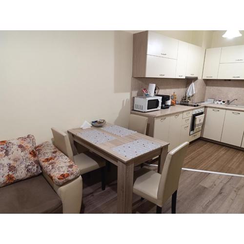 Suit Home Аpartment - free street parking & Self Check - in, two bedrooms