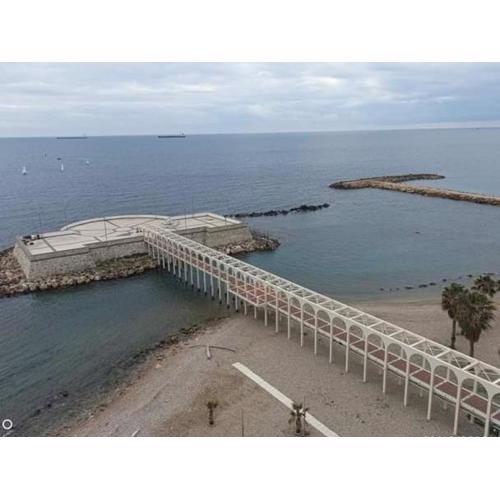 Suite beachfront near the station and Port, 5 beds