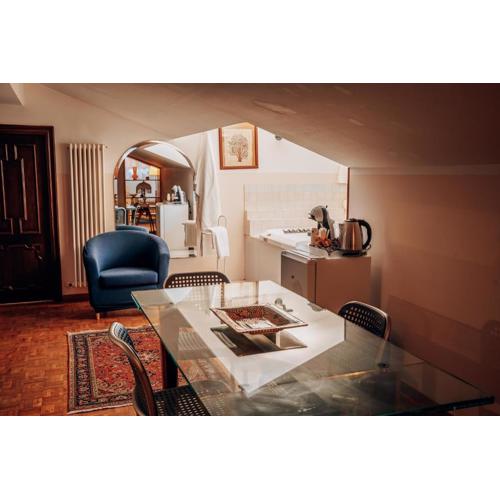 Suite in Open Space con Jacuzzi in Villa Iris, Parcheggio Privato in Giardino, in Centro Città