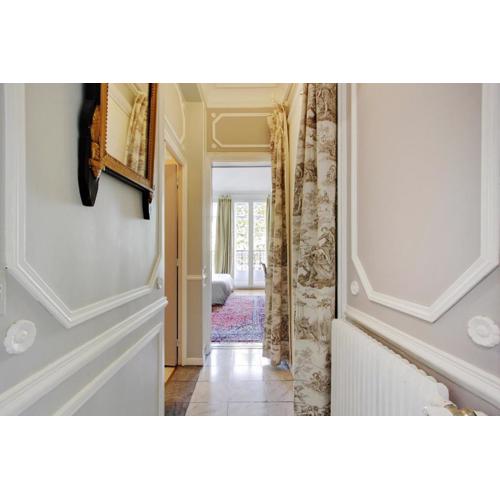 Suite junior avec balcon et vue sur Arc de Triomphe