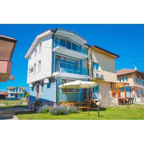 Summer Blue - Holiday House