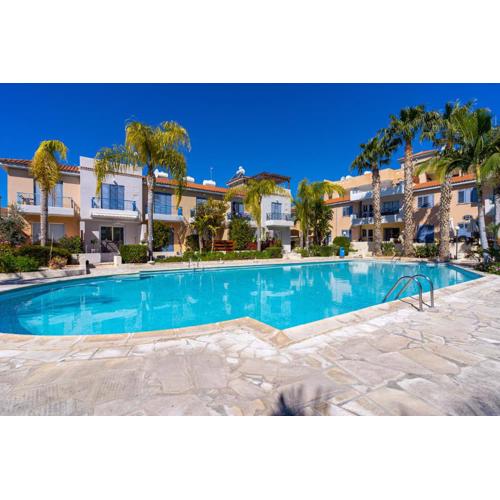 Summer Breeze holiday apartment with pool