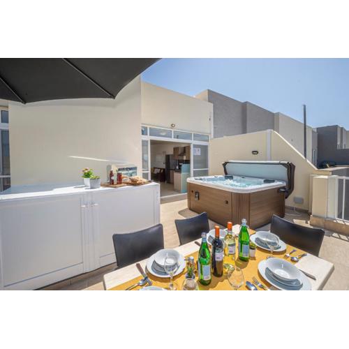 Summer Breeze Penthouse with private Hot Tub & terrace with panoramic views, by Getawaysmalta