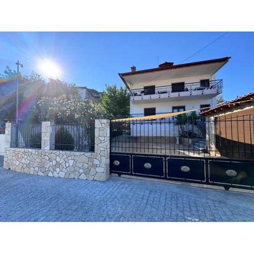 Summer house with the view of Athos