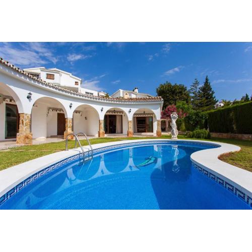SUMMER OFFERS! Fabulous Luxury Villa near the Beach Sleeps 8