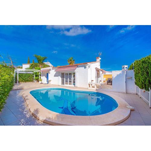 Sunbathing with private swimming pool