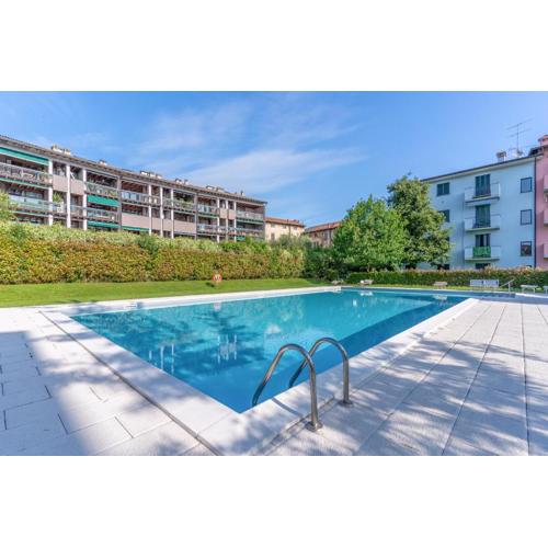 Sunflower House with Pool and Solarium Area