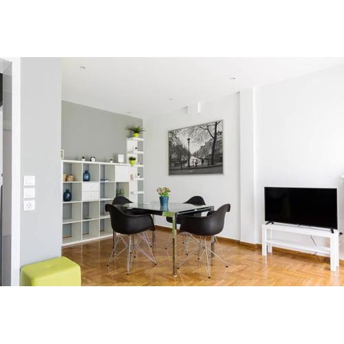 Sunlit 2BR Oasis in Metaxourghio 3min from metro
