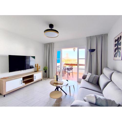 SUNLIT ISLE - heated pool, fibre net, Los Cristianos