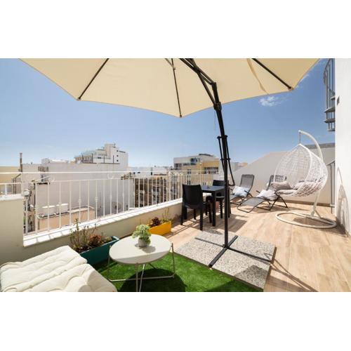Sunlit Stylish Penthouse with Hot Tub - Close to Sliema Promenade, St Julian\