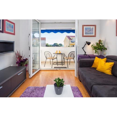 Sunny 1BD near Firule Beach - Balcony & Peaceful Stay