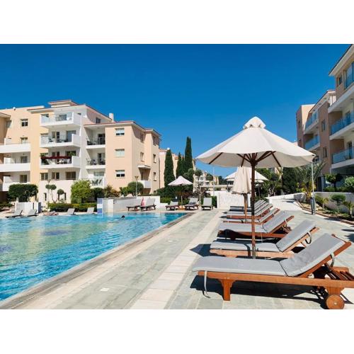 Sunny 2-bedroom Apartment - Pool, Gym & Balcony Views - Elysia park- Center Paphos