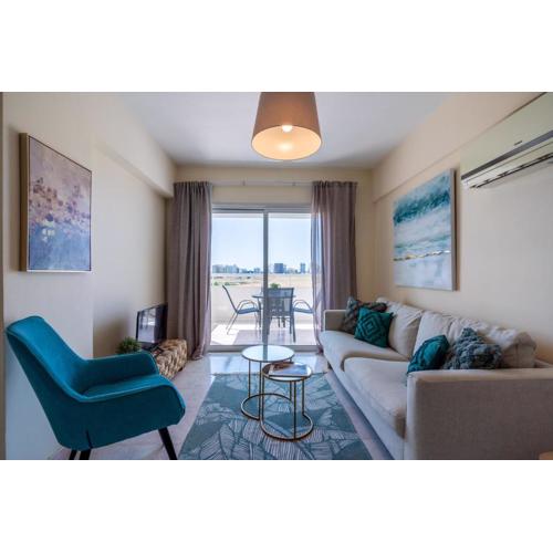 Sunny 2-BR Apartment in Mackenzie