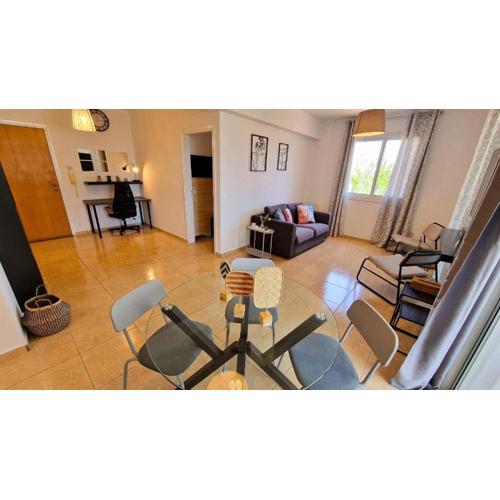 Sunny 2BR Apt Heart of Larnaca