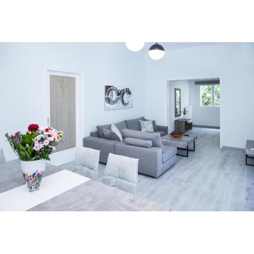 Sunny and minimal apt in Glyfada with 3 bdrm