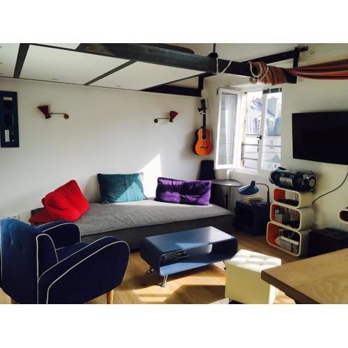 Sunny and serene hideaway in central Paris with AC