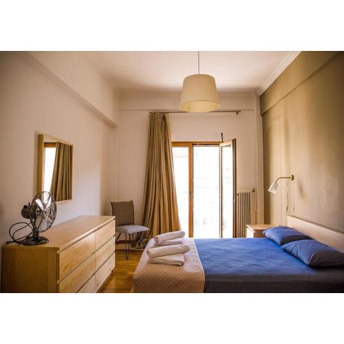 Sunny Apartment (90m2) in Athens center