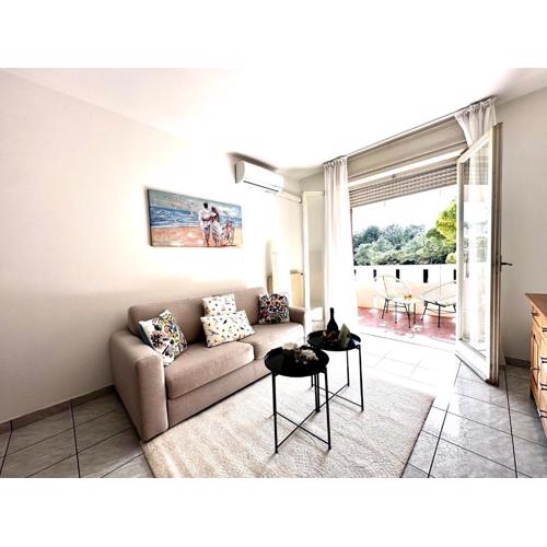 Sunny apartment by the beach