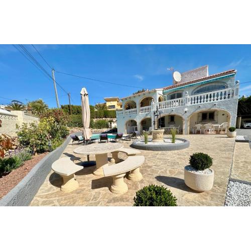 SUNNY Apartment in a Cosy Villa with shared swimming pool