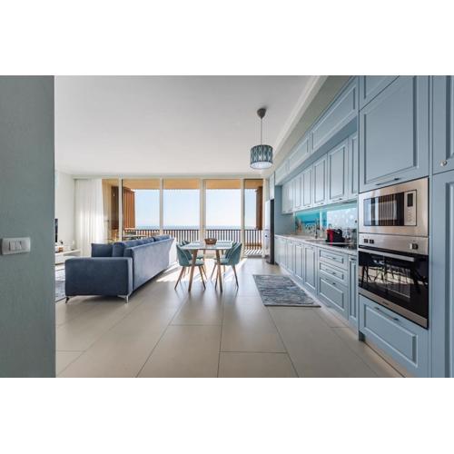 Sunny Coastal Getaway Green Coast