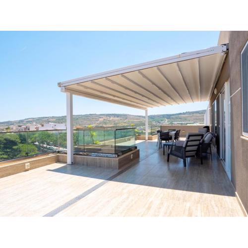 Sunny Country Views Penthouse close to Gnejna Bay