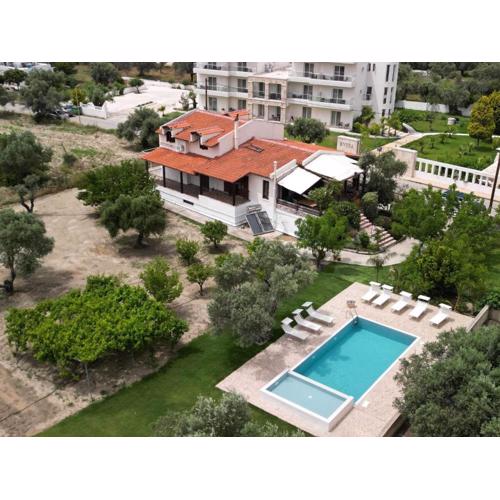 Sunny Countryside Villa - With private pool