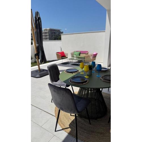 Sunny Courtyard Sleeps 4 with Parking