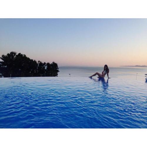 SUNNY HOUSE AT THE BEACH infinity pool shared