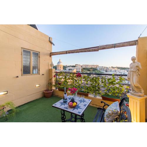 Sunny Maltese townhouse Madonnina Kalkara - Happy Rentals