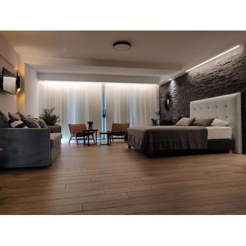 Sunny new lovely apartment 60 meters from the metro
