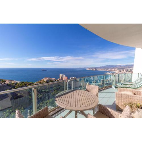 Sunny penthouse on the 41st floor in Torre Lugano, with pool and garage