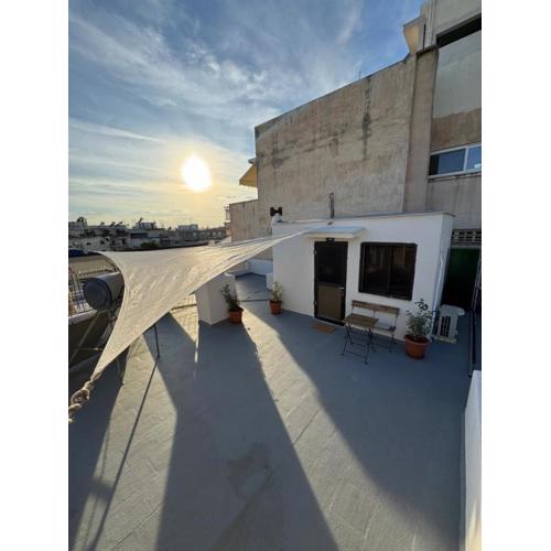 Sunny Rooftop Studio in Center with City Views